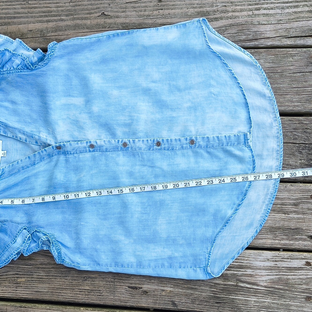 Jane + Delancey || Chambray Ruffle Sleeve Button-Up Top || Medium - Picture 5 of 7